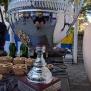 Paap Kõlar ja tema võidetud rändkarikas.