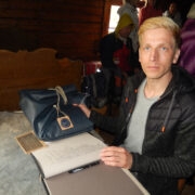 Andrus Kasemaa oma luuletuse ja kingituseks saadud karjasemärsiga.