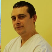 2015. aastal oli Dmytro Kovalenko (pildil) ainuke, kes Hiiumaale naistearstiks soovis. Kaasas soovituskiri Lääne-Tallinna naistekliinikust, tuli ta Hiiumaa haiglasse tööle ja algul ei osanud keegi ennustada probleeme, mida tema töö kaasa tõi.