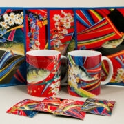 Pikas majas ja Kassari ekspositsioonimajas müügil kruusid, külmkapimagnetid ja postkaardid.