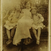 Marie Under koos tütardega umbes aastal 1912.