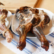 Laadal saab kuulata-vaadata-maitsta kuivatatud lambajalga ehk hiiu viiulit.