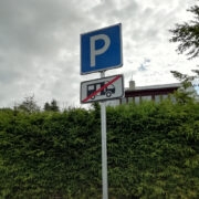 Karavanide parkimise keeld.