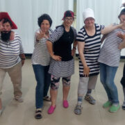 Vikerkaare näitlejad etenduses “Kaks kanget madrust”.