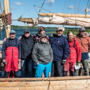 HiiuIngli vapper meeskond täies koosseisus tagasi Hiiumaal, Orjaku sadamas: (vasakult) Jüri Aasmaa, Mart Savioja, Julius Kapper, Tanel Kapper, kapten Andrus Padu ja Toomas Kokovkin, ees Ain Tähiste.