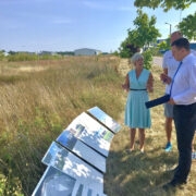 Hiiumaa vallavanem Reili Rand tutvustas Hiiumaa spordikeskuse arhitektuurikonkursi töid peaminister Jüri Ratasele Põllumäel, kuhu uus keskus kerkima peaks.