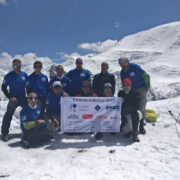 Sel pildil, mis on tehtud 5100meetrise Juhini tipus, kus enne Estoniale tõusu suurte kõrgustega kohaneti, on Inna Lepik ees paremalt teine.