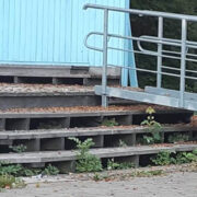 25. juulil toimunud kontserdil turritas umbrohi läbi lavalaudade ja eelmisest sügisest olid veel puulehedki riisumata.