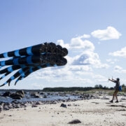 KORDONI resident, kunstnik Lõuna-Prantsusmaalt Thomas Lanfranche katsetamas oma Hiiumaal valminud lendavat objekti.