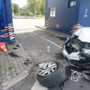 Vastu tugitala põrutanud Honda esiosa purunes põhjalikult.