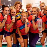 Naiskond NoNii pronksmedalitega.