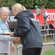 Kärdla staadioni 70. sünnipäeva peol ulatas Lembit Sauerile tänukirja Hiiumaa spordikooli direktor Kristi Linkov.