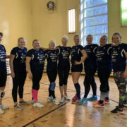 Võidurõõmsad Hiiumaa võrkpallinaised Polgu võimlas. Vasakult: Gea Salumaa, Anett Matt, Mari-Liis Leivalt, Terje Lees-Leesma, Marge Vähter (kapten), Mari Vahtra, Kristi Linkov, Piret Põllu ja Monika Ild.