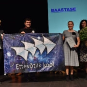 Ettevõtliku kooli lippu hoiavad kõrgel Ivi Remmelg, Henri Reeder, Margit Kagadze ja Helis Roosimaa.