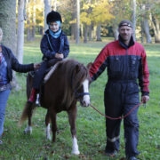 Priidu Ratnik tegi kooli sünnipäeva puhul lastele ponisõitu.