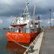 Taani lipu all sõitev süvenduslaev Margrethe Fighter puhkehetkel Rohuküla sadamas.