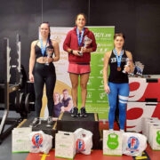 Siret Tara (paremalt esimene) autasustamispjedestaali pronksisel astmel.