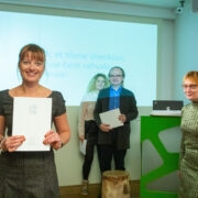 Pille Väljataga tänukirjaga, paremal matkaliidu president Ingrid Kuligina, taga EV100 programmijuht Maarja-Liisa Soe ja juhtrühma liige Tiit Pruuli.