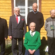 Hermi Vain (istub), seisavad tema endised õpilased Kärdla koolist (vasakult) Arder Väli, Raivo Karjamaa, Raivo Kimber ning endine kolleeg Lembit Sauer.