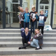 Otepääl käis viis vahvat näitlejat ja nende juhendaja, tagareas (vasakult) Kersti Ojasalu, Rasmus Elstein, Magnus Orgusaar, Erki Kivisilla, esireas Sandra Liisa Leigri ja Karoliine Kuli.