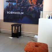 Valev Seina kiiktaburetid ja Bornholmi tutvustav plakat.