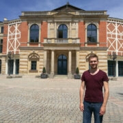 Tambet Kikas Richard Wagneri ooperimaja ees.