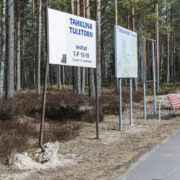 Selle Malvaste teeristis seisva kipaka infotahvli korrastamist palus militaarmuuseum vallalt ligi kolm kuud. Asjatult.