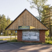 2LK_AINI LOO JUURDE_MART MÕVõitlusest loobunud, paigaldas selts oma infotahvli kõrvalasuva hoone külge. Pärast seda, kui Ain Tähiste saatis kõrvaloleva loo Hiiu Lehele ja vallajuhtidele, viidi katkine infotahvel päevapealt minema.NISTE_-Malvaste-teerist-799 (3)