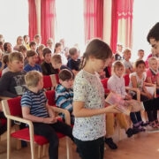 Renate Kastein võtab Henri Reederilt vastu arenduskeskuse eripreemia.