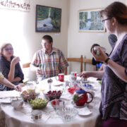 Kersti Ojasalu (vasakul) palus nukuteatri toetajad kohvilaua äärde, et arutada, kuidas edasi minna.