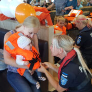 Väikesed laevareisijad olid meelsasti nõus päästevesti proovima.