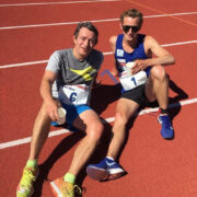 Teise Kärdla tunnijooksu võitnud poeg Mark Abner ja rõõmus isa André Abner, kes kaotas pojale 14 ringiga olles kümne jooksja seas üheksas.