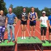 Teise Kärdla tunnijooksu naiste ja meeste esikolmik pjedestaalil.