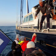 Sõru merekooli kingituse ulatab Katrin Visnapuu, vastu võtab vahivanem Toonart Rääsk.