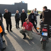Koolitaja Margus Kivisaar juhendab, milline on mootorratturi õige aktiivne sõiduasend.