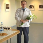 Kaljo Põllu oma näituse “Eesti maastikud” avamisel 2007. aastal Sõru muuseumis.