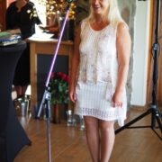 Krista Leisberg sai Hiiumaa aasta õpetaja tiitli õpetajate kooliaasta alguse kogunemisel.