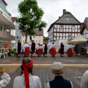 Nobejalad ja Käina Neiud esinemas Frankenbergi raekojaplatsil.