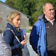 Ott Epner Kärdla sadamas Meremuuseumi töötajatele intervjuud andmas.