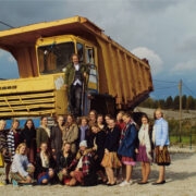 ETV tütarlastekoor, autorooli suundumas dirigent Aarne Saluveer.