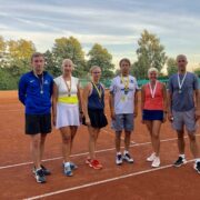 Segapaarismängu esikolmik (vasakult) Georg Linkov juunior, Kristi Linkov, Anete Tammeveski, Andres Tammeveski, Maarika Matt ja Argo Vasar.