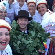 Pääsukese naisrühm Pühalepa koos Raunoga tantsupeol.