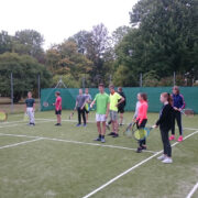 Treener Maarika Matt õpetab noori tennisehuvilisi Emmaste tenniseväljakul.