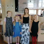 Olesja Voronjuk õpilastega tagasiteel pianistide suvekoolist.