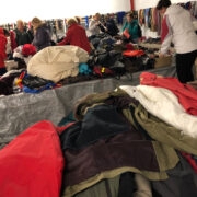 Õu on autosid täis, ostlemine käib aja peale ja kaubakuhilad kahanevad kiiresti.