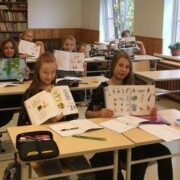 Emmaste kooli 5. klassi õpilased rootsi keele tunnis.