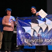 Lauka põhikooli õpetaja Aave Kark ja Hiiumaa arenduskeskuse noorte ettevõtluskonsultant Henri Reeder võtsid neljapäeval Paides vastu “Ettevõtliku kooli” auhinna ja lipu.