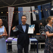 Aasta teo tänukirja ja -meene võttis vastu Oti regati peavõistlusjuht Einar Aru, paremal JK Dago kommodoor Meren Tamm, vasakul Sõru merekooli eestvedaja Katrin Visnapuu.