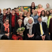 USA saatkonna töötajad ja Hiiumaa gümnaasiumi õpilased-õpetajad ühispildil. Esireas paremalt esimene suursaatkonna regionaalse julgeoleku ülem Omar Facuse, tema kõrval Vilma Tikerpuu.