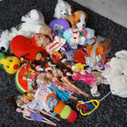 Mängasju müüakse hulgi ka internetis, laupäeval saab nendega kaubelda nukuteatri lelulaadal.